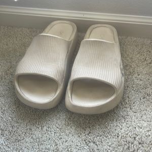 Women’s size 8 Calia slides